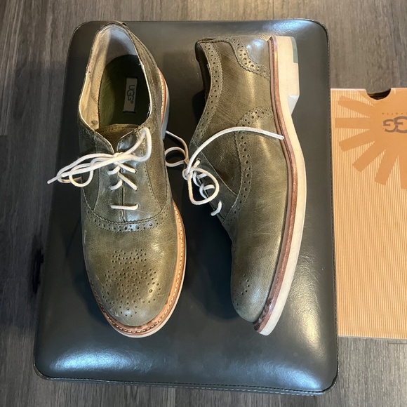 Ugg Olive green oxford shoes size 6 1/2